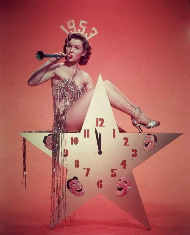 Дебби Рейнольдс в откровенном костюме 1953 год.