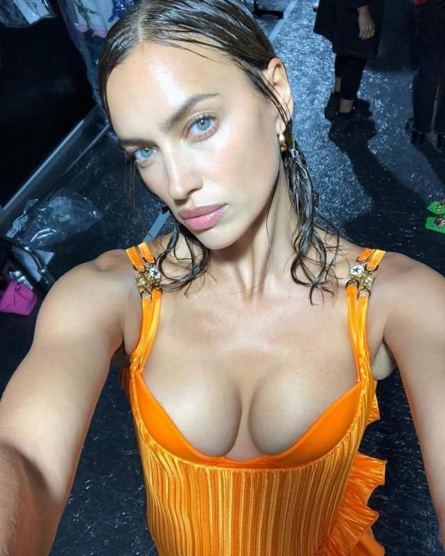 Ирина Шейк в оранжевом платье показывает грудь