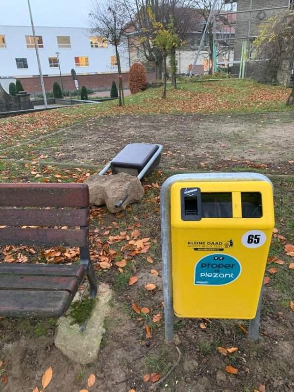 Старую урну не очень достойно проводили на пенсию