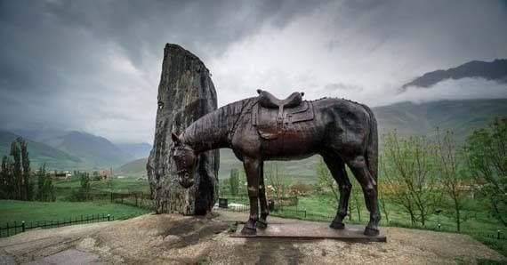 «Памятник плачущему коню» (погибшим на войне). Куртатинское ущелье, Северная Осетия, 1971 г