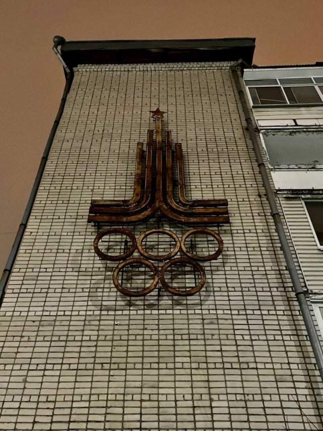 Советская световая конструкция на олимпийскую тематику в Вологде.
