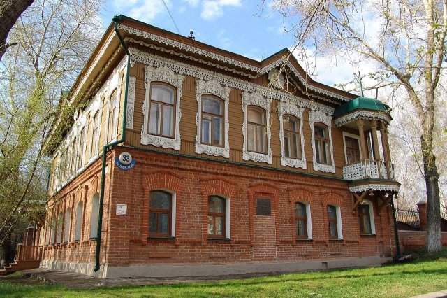 Один из самых интересных особняков старого Новосибирска — дом Родиона Копылова. Он полукаменный, обильно украшен резьбой, возведён в 1901 году