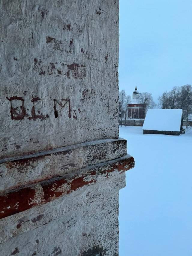 Пользователи нашли лозунг американских протестов «Black Lives Matter» на стене Кирилло-Белозерского монастыря в Вологодской области