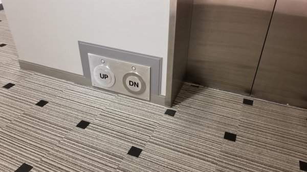 Лифт с кнопками, которые можно нажимать ногами