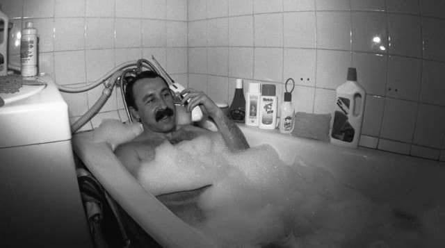 Тренер московского &quot;Динамо&quot; Валерий Георгевич Газзаев принимает ванну, 1992 год, Россия