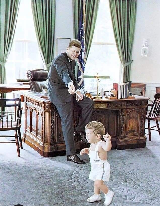 Джон Кеннеди-старший с Джoном Кеннеди-младшим. Бeлый дом. 25 мая 1962 года.