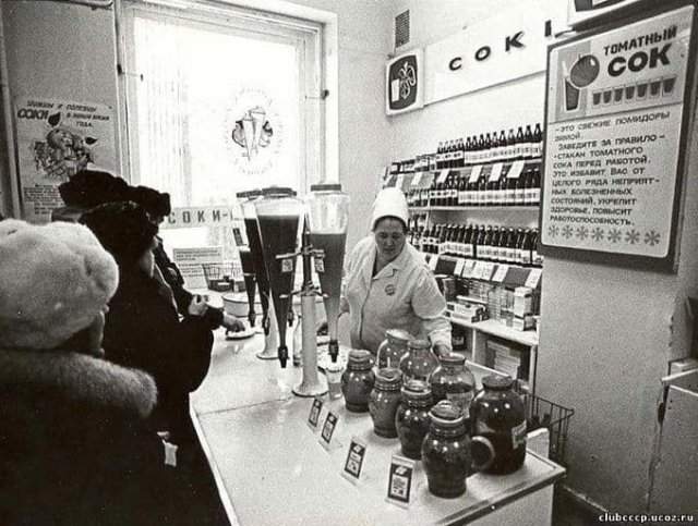 Продажа соков на разлив в отделе «Соки» продуктового магазина. СССР. 1970–е