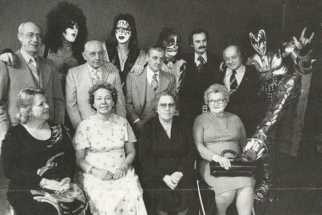 Группа KISS со своими родителями, 1976 год.
