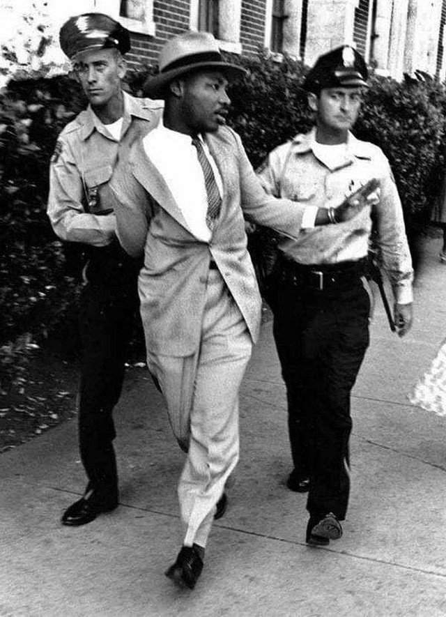 Мартина Лютера Кинга арестовали за то, что он требовал обслуживания в ресторане только для белых. Штат Флорида. США. 1964 год.