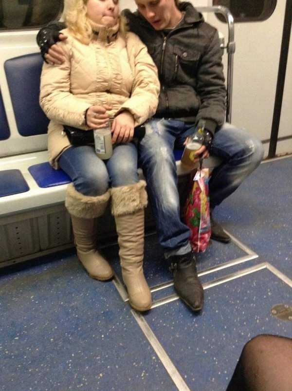 пара пьет алкоголь в метро