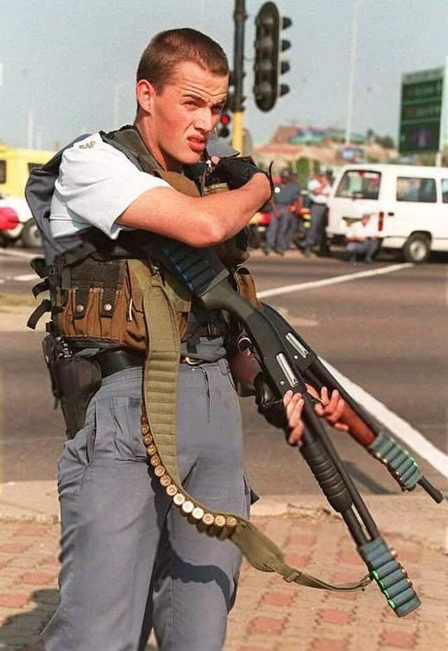 Южноафриканские полицейские после того, как их обстреляли во время митинга Африканского национального конгресса