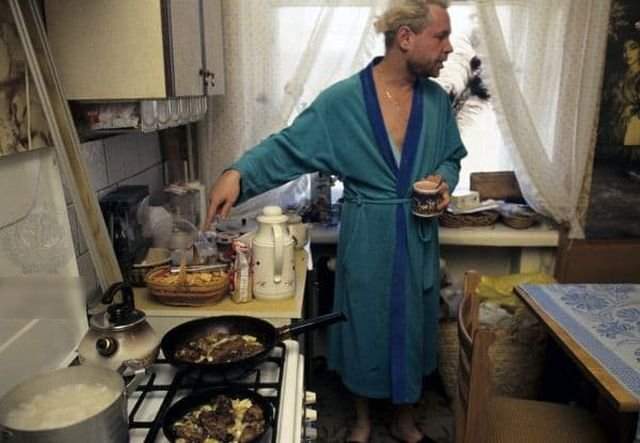 Борис Моисеев стоит на кухне в своей квартире
