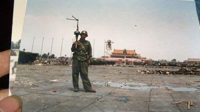 Фото с площади Тяньаньмень 4 июня 1989 года. Последствия подавления антиправительственных выступлений.