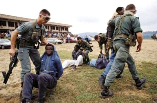 Французские военнослужащие с арестованными хуту во время проведения операции &quot;Бирюза&quot;