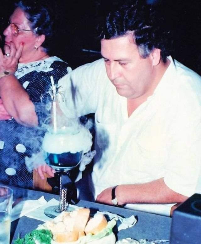 Пабло Эскобар на вечернике по случаю 14-летия сына. 1991 год.