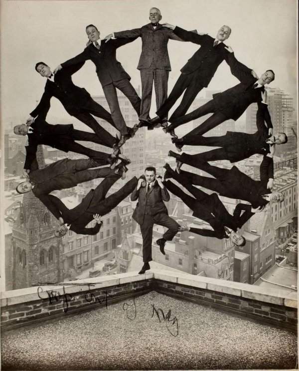 «Мужчина на крыше с одиннадцатью мужчинами на плечах», неизвестный автор, 1930 год