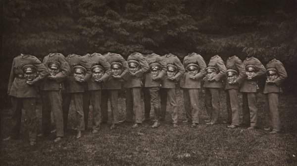 «Группа тринадцати обезглавленных солдат», неизвестный автор, 1910 год