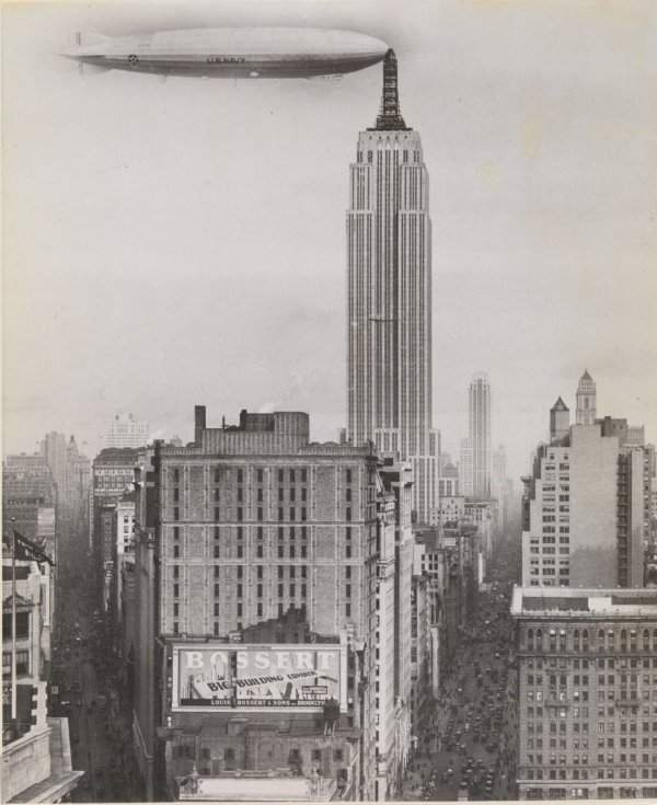 «Дирижабль пришвартован к Эмпайр-стейт-билдинг», неизвестный автор, 1930 год