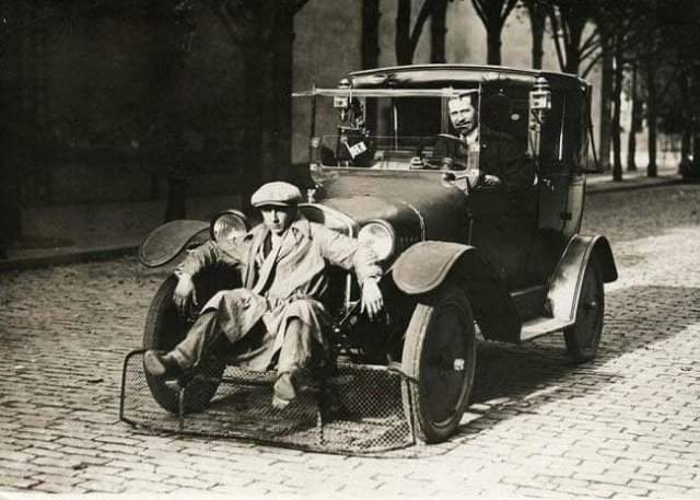 Сетка для защиты сбитых пешеходов на полицейской машине, 1920 год