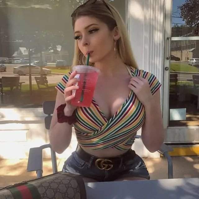 Линдси Капуано пьет коктейль