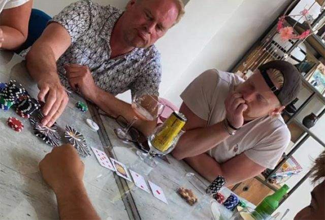 Мужчины играют в карты