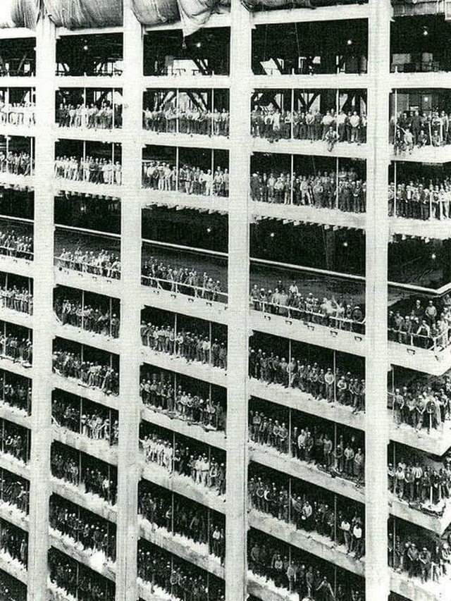 Рабочие позируют во время строительства 60-этажного банка Chase Manhattan Bank, 1955 год.