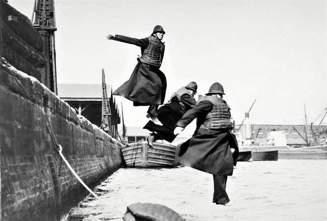 В порту Лондона полицейские испытывают спасательные жилеты, около 1930 г.
