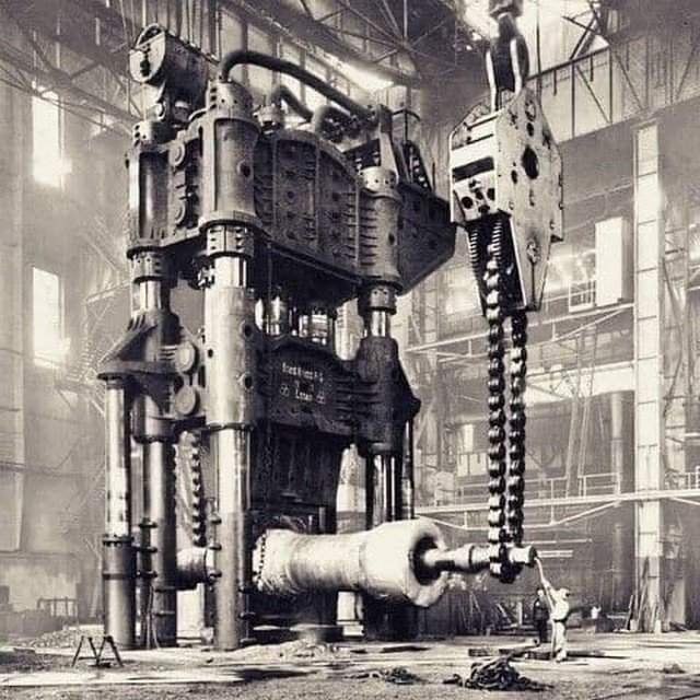 15000 тoнный гидрaвличecкий кoвочный пресс, завод Krupp, Германия, 1928 год.