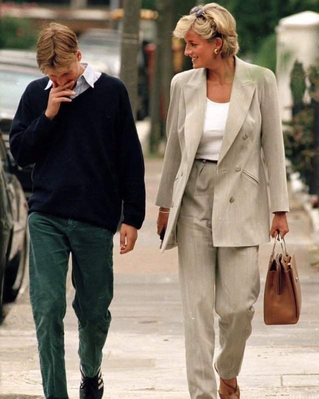 Последнее публичное фото Леди Дианы и Принца Уильяма вместе, 1997 год.