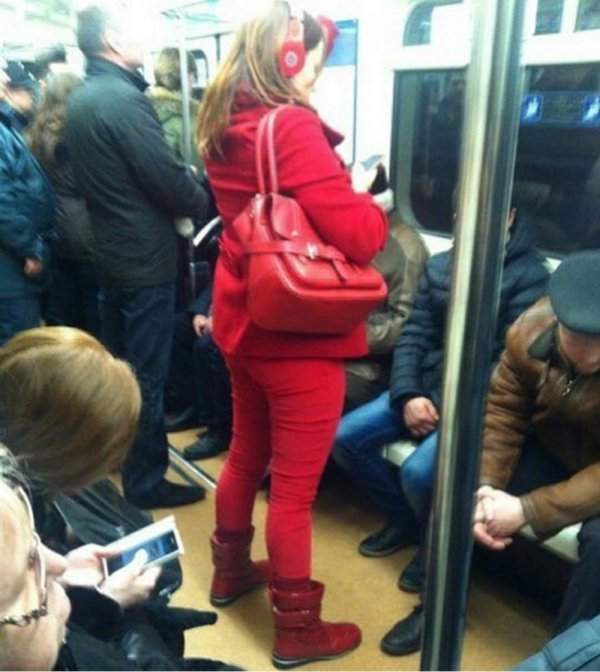 женщина в красном