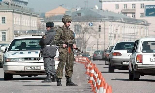 Военнослужащий спецназа охраняет дорогу рядом с посольством США