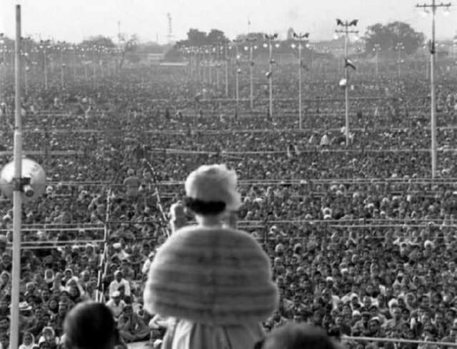 Елизавета II выступает перед жителями Индии, 1961 год