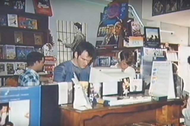 Квентин Тарантино за работой в видеопрокате, 1980–е, Калифорния