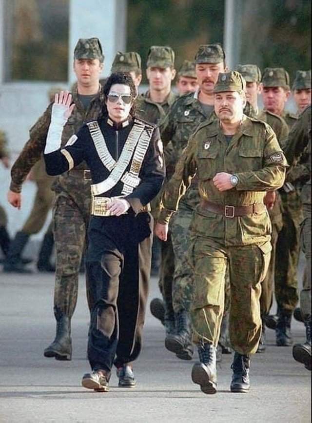 Майкл Джексон марширует с российскими солдатами, 1993 год.