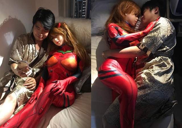 Се Тяньронг лежит с куклой на кровати