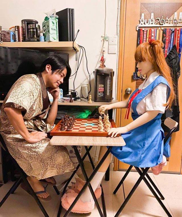 Се Тяньронг играет в шахматы с куклой