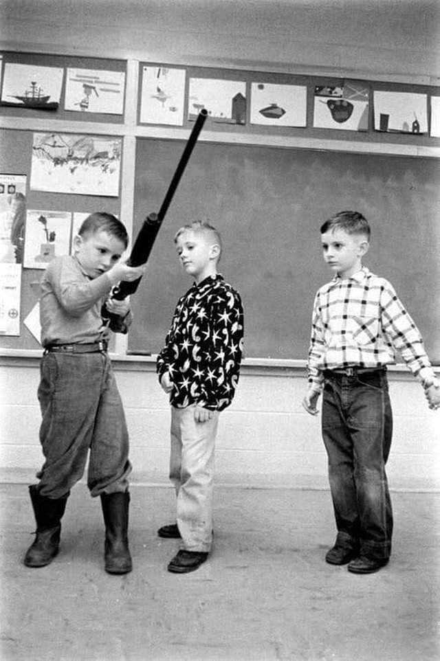 Школьники изучают в школе устройство ружья. США. 1956 г.