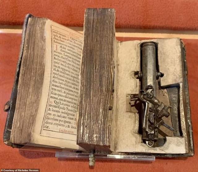 Пистолет сдeланный для Франческо Морозини. Герцог Венеции (1619-1694 год). Нужно потянуть за шелковую закладку, чтобы выстрелить, пока книга закрыта.