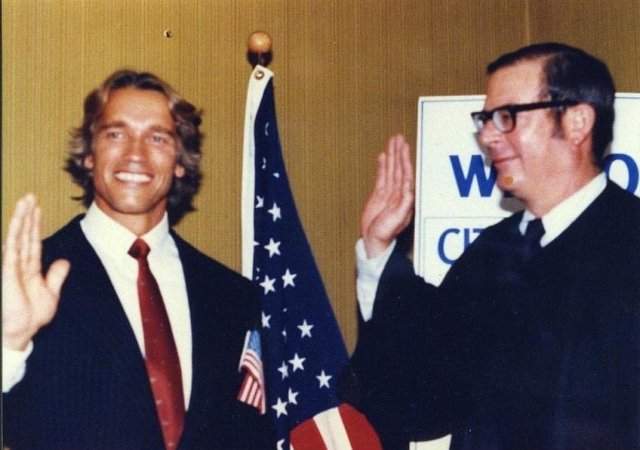 Арнольд Шварцнеггер получат гражданство США, 1983 год.