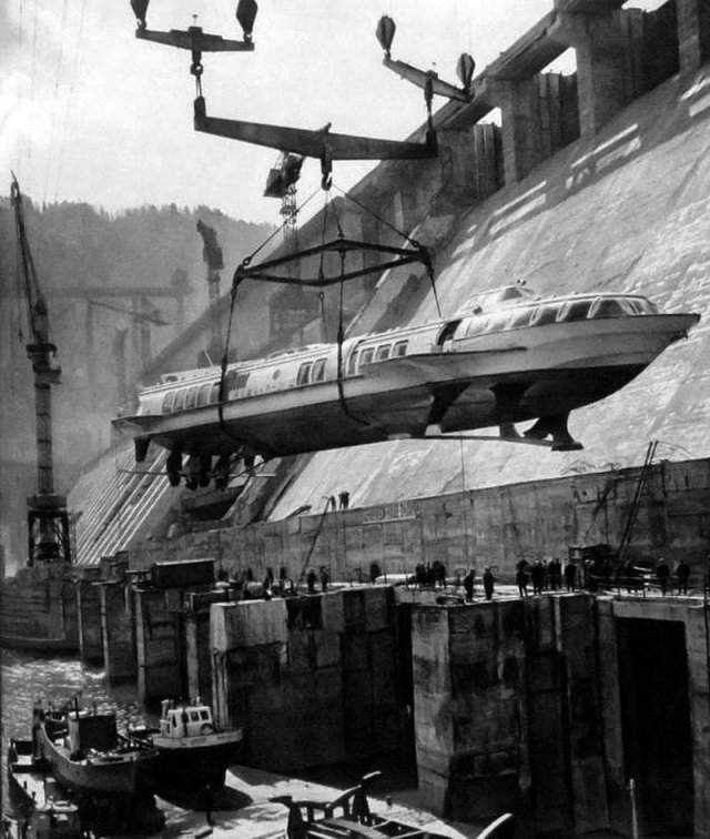 Переброска судна «Метеор» через плотину строящейся Красноярской ГЭС. Дивногорск, 1970 год.