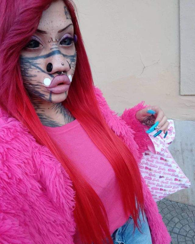 Айдин Мод - молодая итальянка, которая превратила в себя в демоническую  куклу Барби (12 фото)