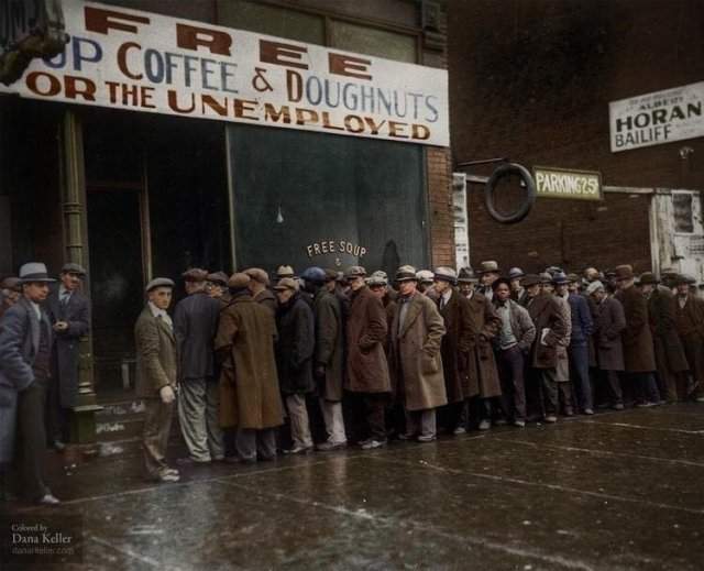 Безработные стоят в очереди в бесплатную столовую Аль Капоне. Великая Депрессия. Чикаго, США. 1931 год.
