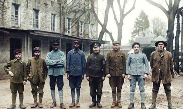 Пленные Антанты из восьми разных стран в неизвестном немецком лагере военнопленных, 1918 год. Первая Мировая война.
