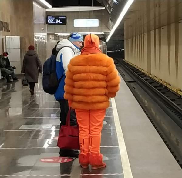 женщина в оранжевой одежде