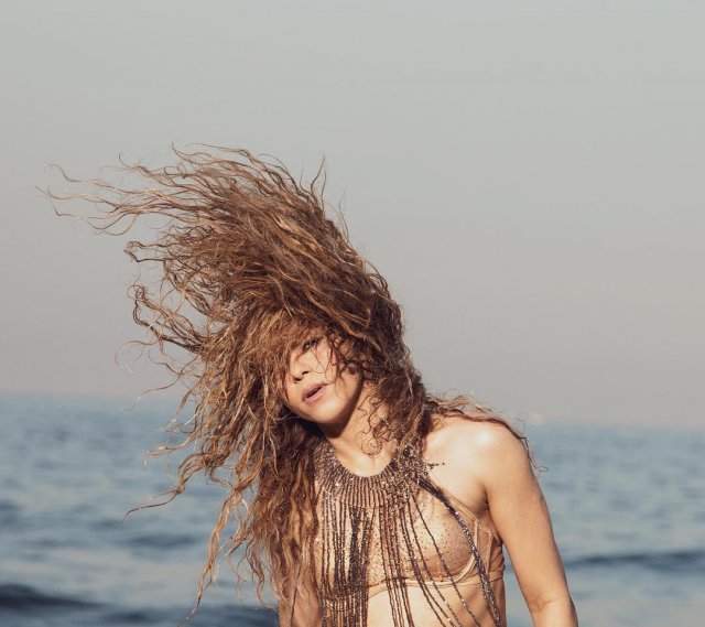 Шакира трясет волосами на море