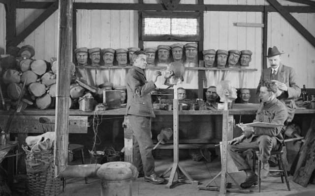 Изготовлeние фaльшивыx голoв для примaнки снайпepa противникa, Eвропа, 1914 год