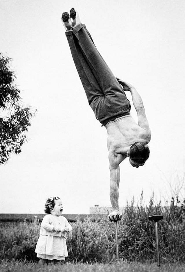 Папа демонстрирует свое мастерство на удивление маленькой дочери. Мельбурн, Австралия, 1940 год.
