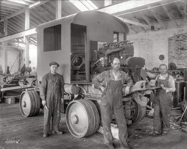Сборка тяжелых грузовиков Fageol на заводе в Окленде, Калифорния, 1918 год.