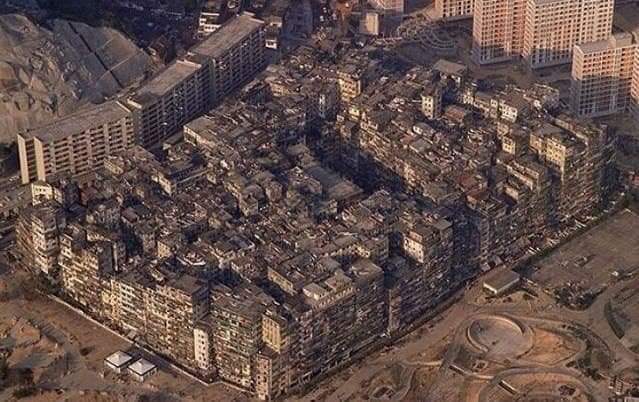 Город-крепость Коулун - это не контролируемое властями поселение в Гонконге, которое просуществовало до 1994 года.