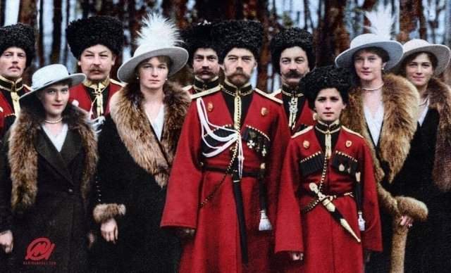 Царская семья позирует с казаками, 1916 год.